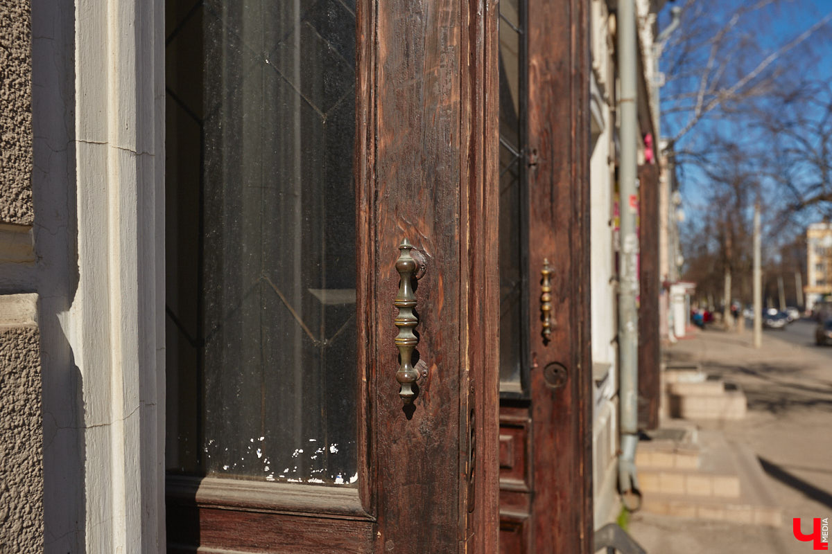 В мае 1925 года по Большой Московской улице, в подвале дома № 20, принадлежавшего ранее купцу В. А. Васильеву, случайно было обнаружено громадное хранилище ценных вещей, перечисление которых заняло около 5 печатных страниц, или 287 номеров. Ценность их в то время составила крупную сумму не в одну тысячу рублей. Но во Владимире сохранились и более дорогие объекты, принадлежавшие купцам Васильевым.