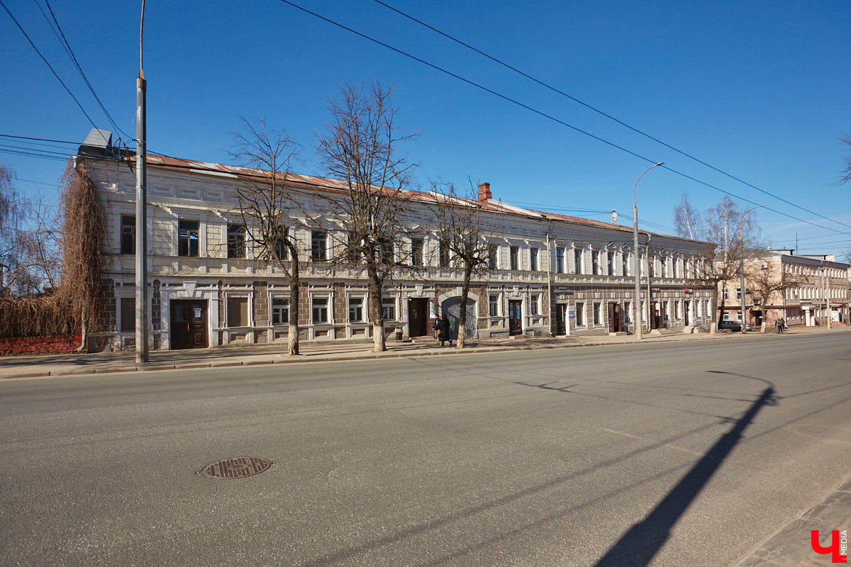В мае 1925 года по Большой Московской улице, в подвале дома № 20, принадлежавшего ранее купцу В. А. Васильеву, случайно было обнаружено громадное хранилище ценных вещей, перечисление которых заняло около 5 печатных страниц, или 287 номеров. Ценность их в то время составила крупную сумму не в одну тысячу рублей. Но во Владимире сохранились и более дорогие объекты, принадлежавшие купцам Васильевым.