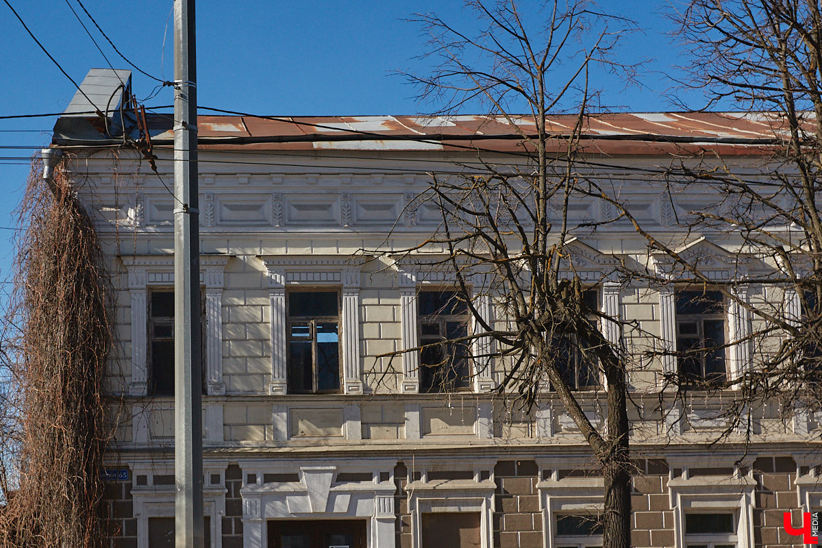 В мае 1925 года по Большой Московской улице, в подвале дома № 20, принадлежавшего ранее купцу В. А. Васильеву, случайно было обнаружено громадное хранилище ценных вещей, перечисление которых заняло около 5 печатных страниц, или 287 номеров. Ценность их в то время составила крупную сумму не в одну тысячу рублей. Но во Владимире сохранились и более дорогие объекты, принадлежавшие купцам Васильевым.