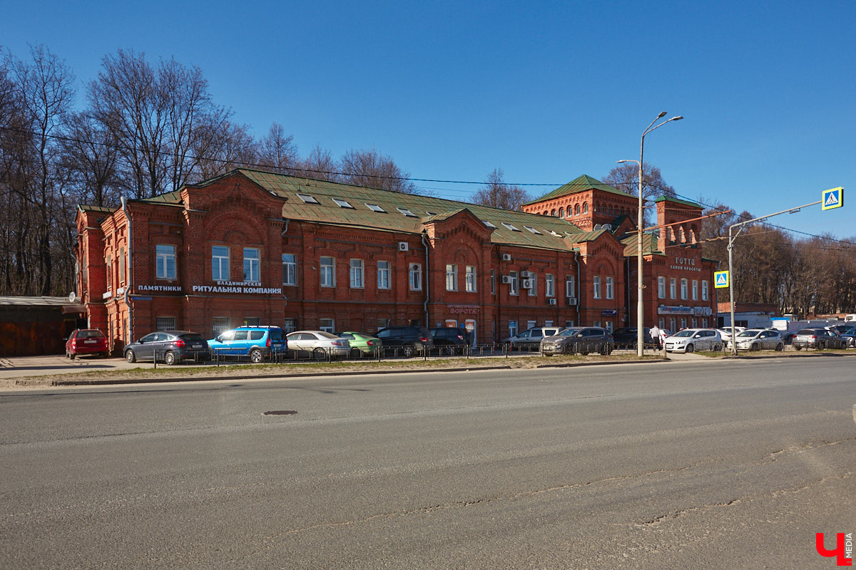 В мае 1925 года по Большой Московской улице, в подвале дома № 20, принадлежавшего ранее купцу В. А. Васильеву, случайно было обнаружено громадное хранилище ценных вещей, перечисление которых заняло около 5 печатных страниц, или 287 номеров. Ценность их в то время составила крупную сумму не в одну тысячу рублей. Но во Владимире сохранились и более дорогие объекты, принадлежавшие купцам Васильевым.