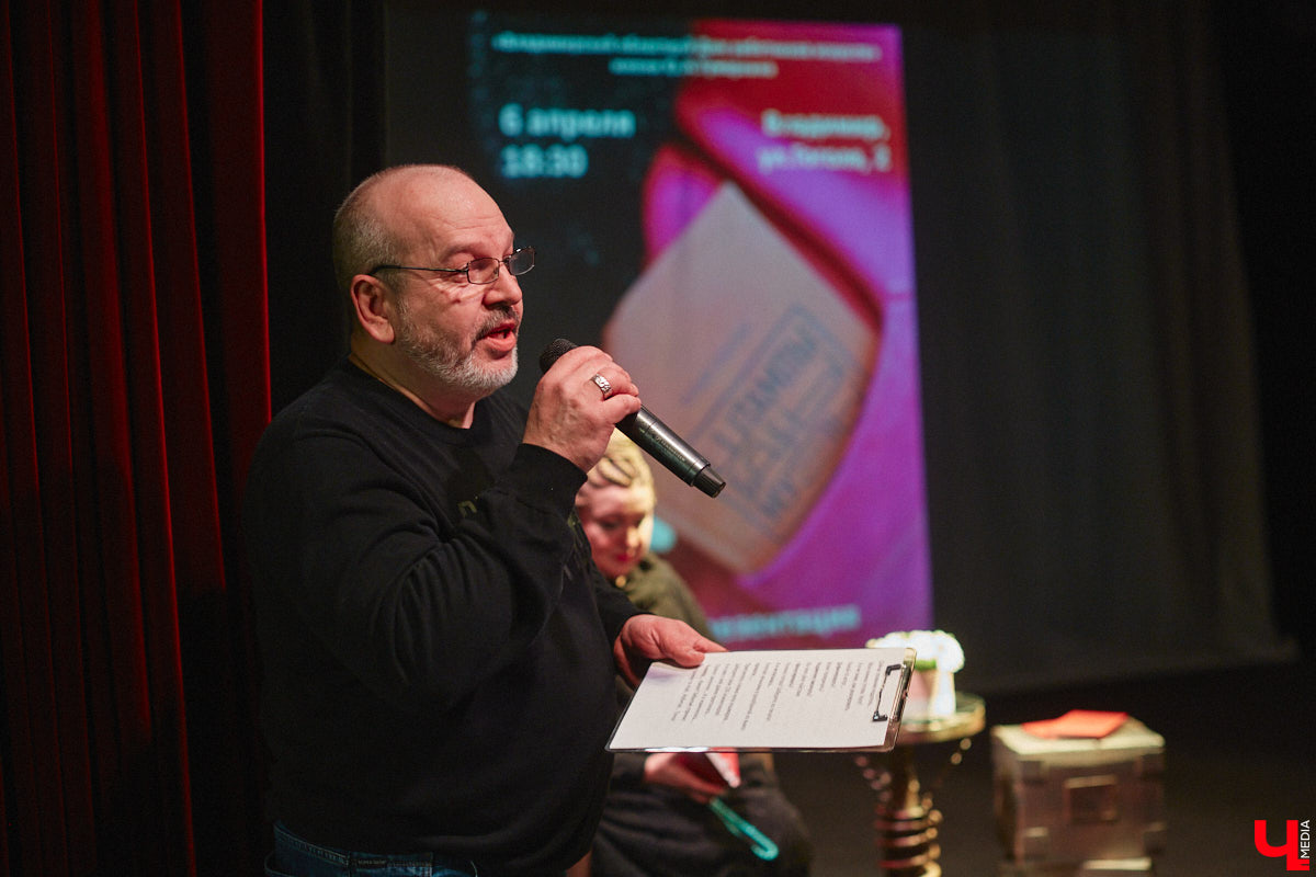 Сколько весит эффективная и продуктивная муза? Этому вопросу был посвящен вечер 6 апреля в ОДРИ, на котором свой первый сборник иронической лирики представила Юлия Лобова. Литератор-дебютант, на самом деле, хорошо известная во Владимире галеристка, акционер, создатель уникальных артефактов треш-арта.