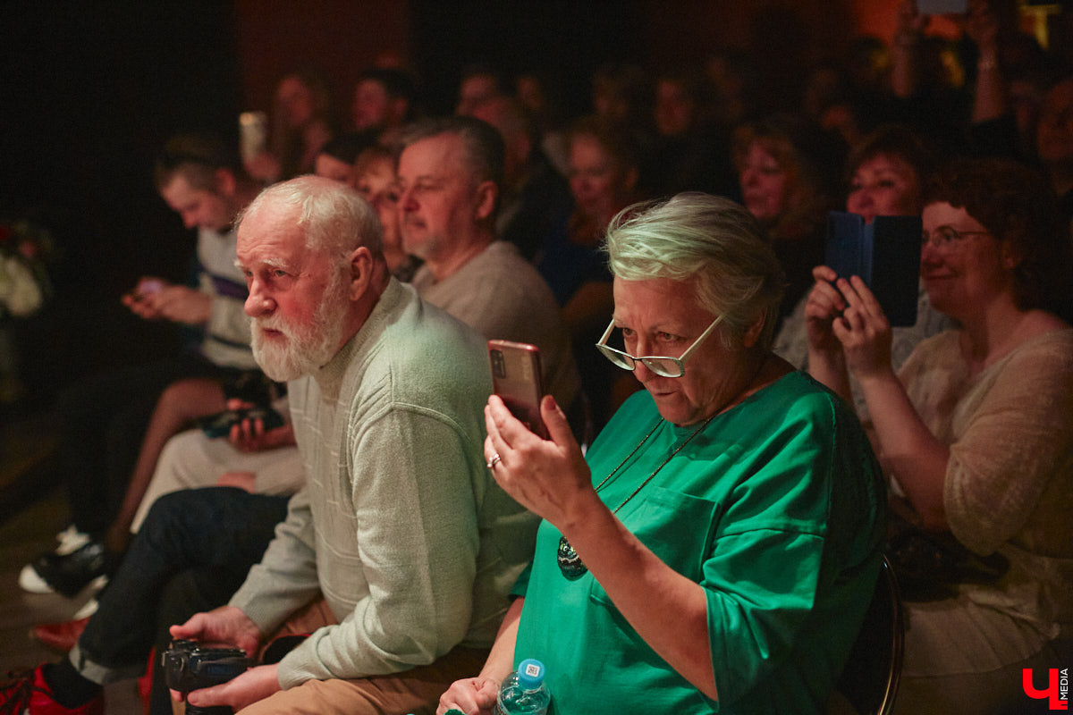 Сколько весит эффективная и продуктивная муза? Этому вопросу был посвящен вечер 6 апреля в ОДРИ, на котором свой первый сборник иронической лирики представила Юлия Лобова. Литератор-дебютант, на самом деле, хорошо известная во Владимире галеристка, акционер, создатель уникальных артефактов треш-арта.