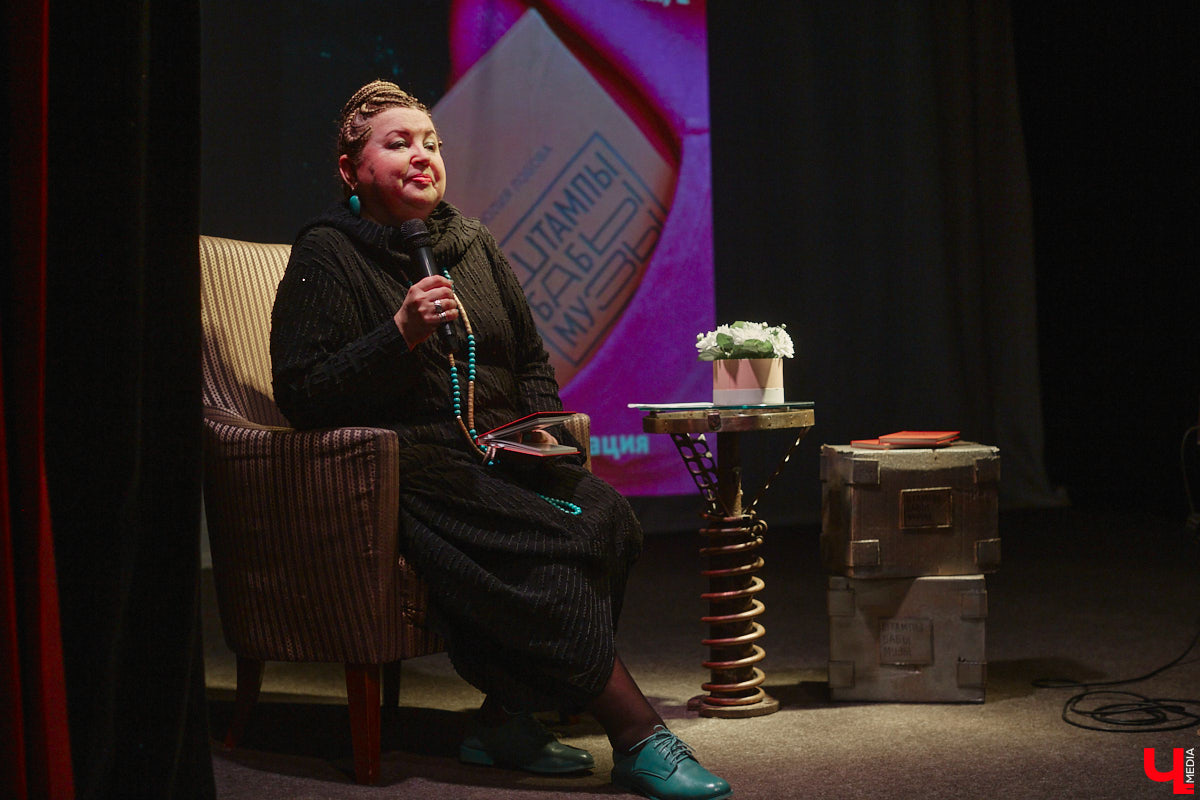Сколько весит эффективная и продуктивная муза? Этому вопросу был посвящен вечер 6 апреля в ОДРИ, на котором свой первый сборник иронической лирики представила Юлия Лобова. Литератор-дебютант, на самом деле, хорошо известная во Владимире галеристка, акционер, создатель уникальных артефактов треш-арта.
