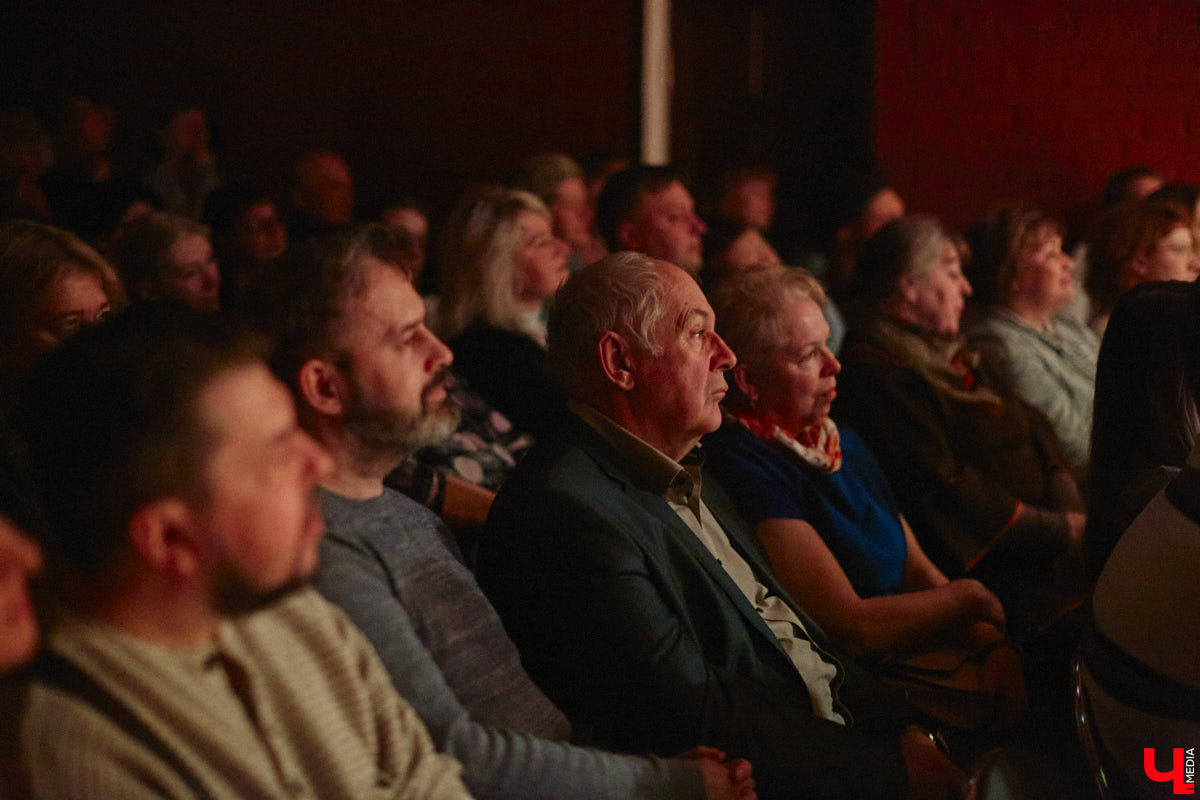 Сколько весит эффективная и продуктивная муза? Этому вопросу был посвящен вечер 6 апреля в ОДРИ, на котором свой первый сборник иронической лирики представила Юлия Лобова. Литератор-дебютант, на самом деле, хорошо известная во Владимире галеристка, акционер, создатель уникальных артефактов треш-арта.