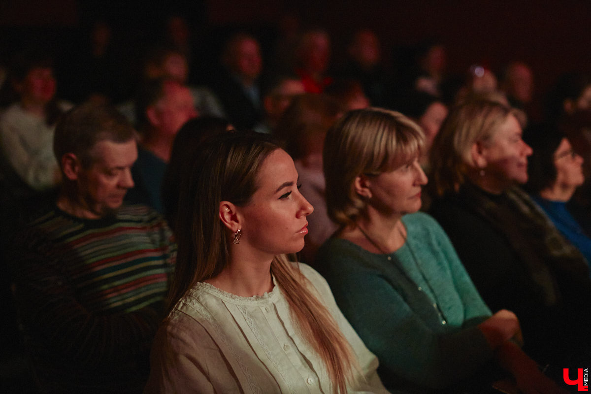 Сколько весит эффективная и продуктивная муза? Этому вопросу был посвящен вечер 6 апреля в ОДРИ, на котором свой первый сборник иронической лирики представила Юлия Лобова. Литератор-дебютант, на самом деле, хорошо известная во Владимире галеристка, акционер, создатель уникальных артефактов треш-арта.