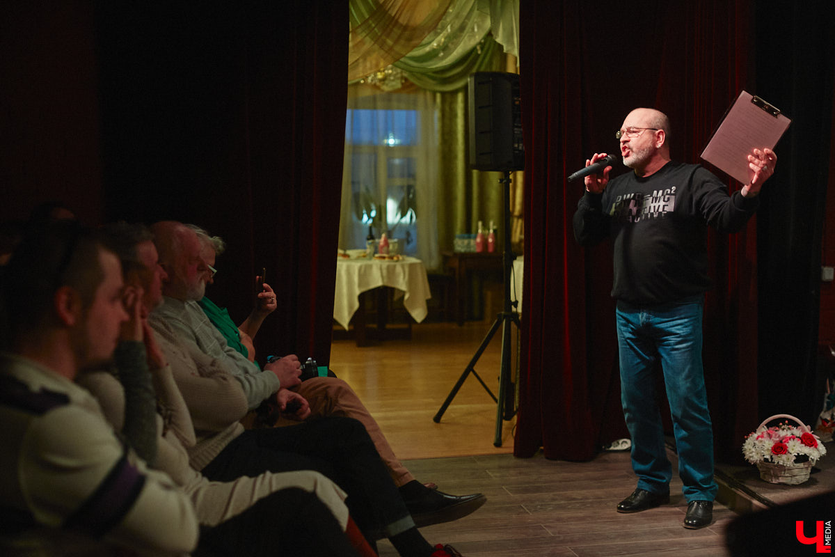 Сколько весит эффективная и продуктивная муза? Этому вопросу был посвящен вечер 6 апреля в ОДРИ, на котором свой первый сборник иронической лирики представила Юлия Лобова. Литератор-дебютант, на самом деле, хорошо известная во Владимире галеристка, акционер, создатель уникальных артефактов треш-арта.