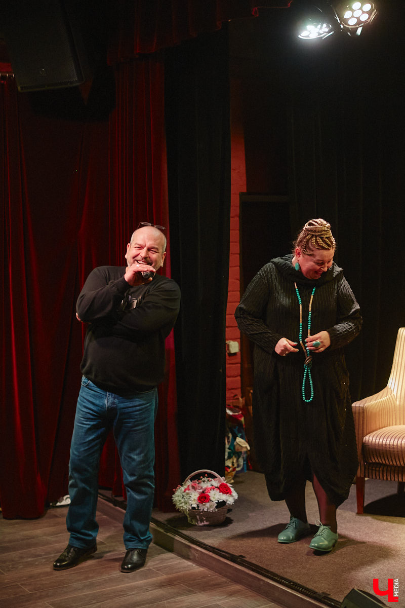 Сколько весит эффективная и продуктивная муза? Этому вопросу был посвящен вечер 6 апреля в ОДРИ, на котором свой первый сборник иронической лирики представила Юлия Лобова. Литератор-дебютант, на самом деле, хорошо известная во Владимире галеристка, акционер, создатель уникальных артефактов треш-арта.