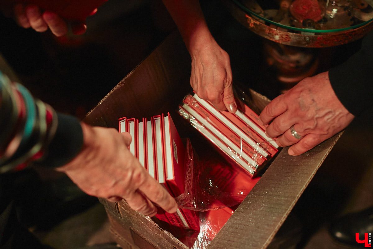 Сколько весит эффективная и продуктивная муза? Этому вопросу был посвящен вечер 6 апреля в ОДРИ, на котором свой первый сборник иронической лирики представила Юлия Лобова. Литератор-дебютант, на самом деле, хорошо известная во Владимире галеристка, акционер, создатель уникальных артефактов треш-арта.