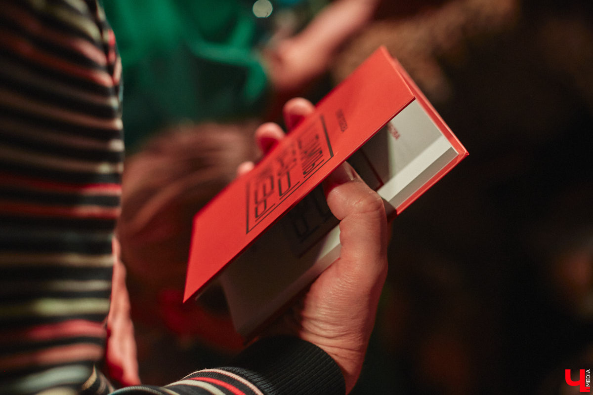 Сколько весит эффективная и продуктивная муза? Этому вопросу был посвящен вечер 6 апреля в ОДРИ, на котором свой первый сборник иронической лирики представила Юлия Лобова. Литератор-дебютант, на самом деле, хорошо известная во Владимире галеристка, акционер, создатель уникальных артефактов треш-арта.