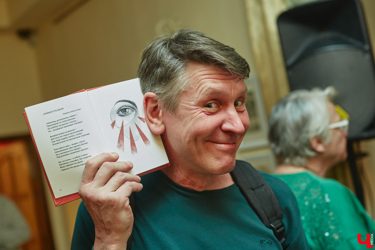 Сколько весит эффективная и продуктивная муза? Этому вопросу был посвящен вечер 6 апреля в ОДРИ, на котором свой первый сборник иронической лирики представила Юлия Лобова. Литератор-дебютант, на самом деле, хорошо известная во Владимире галеристка, акционер, создатель уникальных артефактов треш-арта.