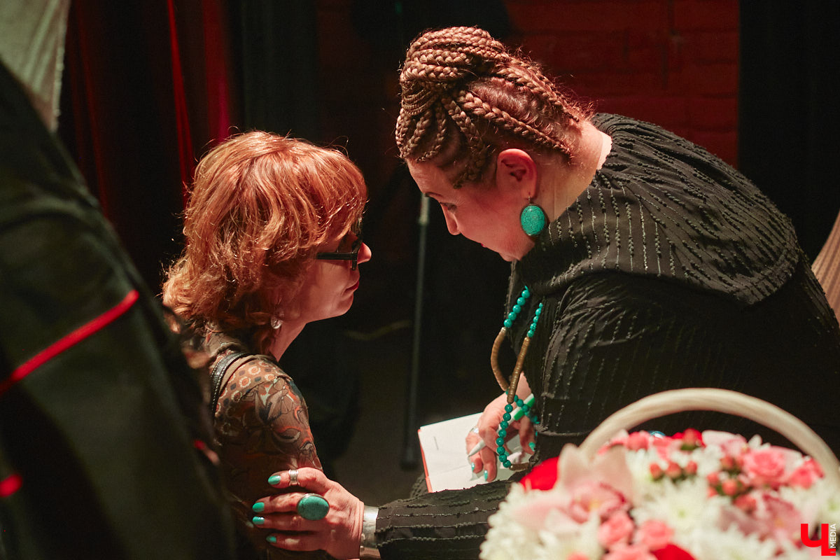 Сколько весит эффективная и продуктивная муза? Этому вопросу был посвящен вечер 6 апреля в ОДРИ, на котором свой первый сборник иронической лирики представила Юлия Лобова. Литератор-дебютант, на самом деле, хорошо известная во Владимире галеристка, акционер, создатель уникальных артефактов треш-арта.