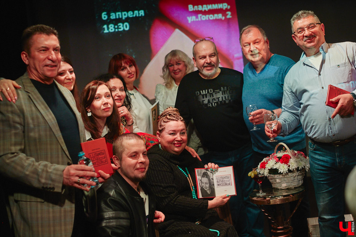 Сколько весит эффективная и продуктивная муза? Этому вопросу был посвящен вечер 6 апреля в ОДРИ, на котором свой первый сборник иронической лирики представила Юлия Лобова. Литератор-дебютант, на самом деле, хорошо известная во Владимире галеристка, акционер, создатель уникальных артефактов треш-арта.