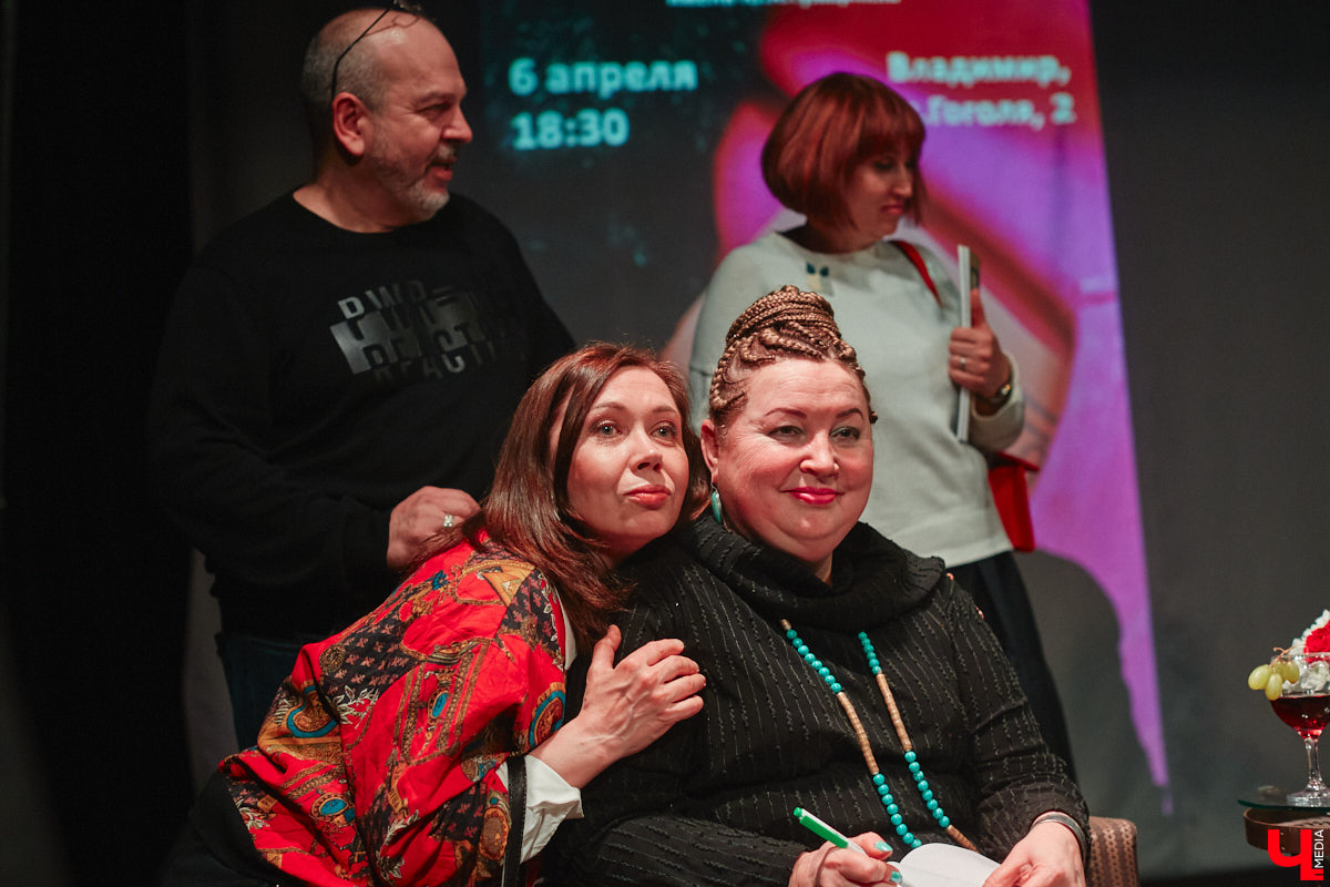 Сколько весит эффективная и продуктивная муза? Этому вопросу был посвящен вечер 6 апреля в ОДРИ, на котором свой первый сборник иронической лирики представила Юлия Лобова. Литератор-дебютант, на самом деле, хорошо известная во Владимире галеристка, акционер, создатель уникальных артефактов треш-арта.