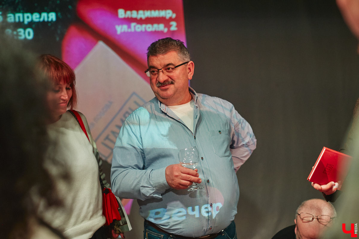 Сколько весит эффективная и продуктивная муза? Этому вопросу был посвящен вечер 6 апреля в ОДРИ, на котором свой первый сборник иронической лирики представила Юлия Лобова. Литератор-дебютант, на самом деле, хорошо известная во Владимире галеристка, акционер, создатель уникальных артефактов треш-арта.