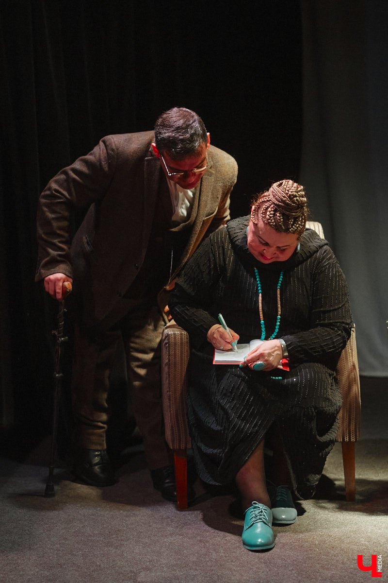 Сколько весит эффективная и продуктивная муза? Этому вопросу был посвящен вечер 6 апреля в ОДРИ, на котором свой первый сборник иронической лирики представила Юлия Лобова. Литератор-дебютант, на самом деле, хорошо известная во Владимире галеристка, акционер, создатель уникальных артефактов треш-арта.