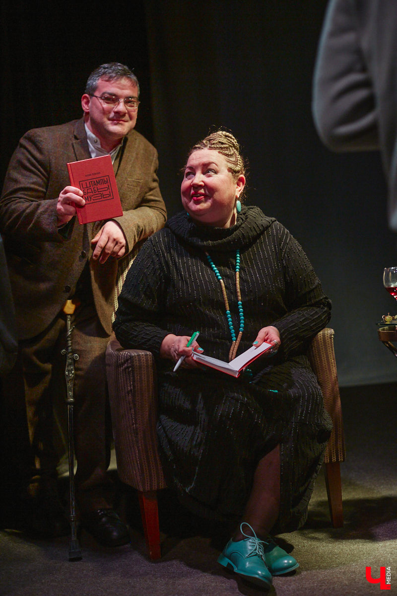 Сколько весит эффективная и продуктивная муза? Этому вопросу был посвящен вечер 6 апреля в ОДРИ, на котором свой первый сборник иронической лирики представила Юлия Лобова. Литератор-дебютант, на самом деле, хорошо известная во Владимире галеристка, акционер, создатель уникальных артефактов треш-арта.