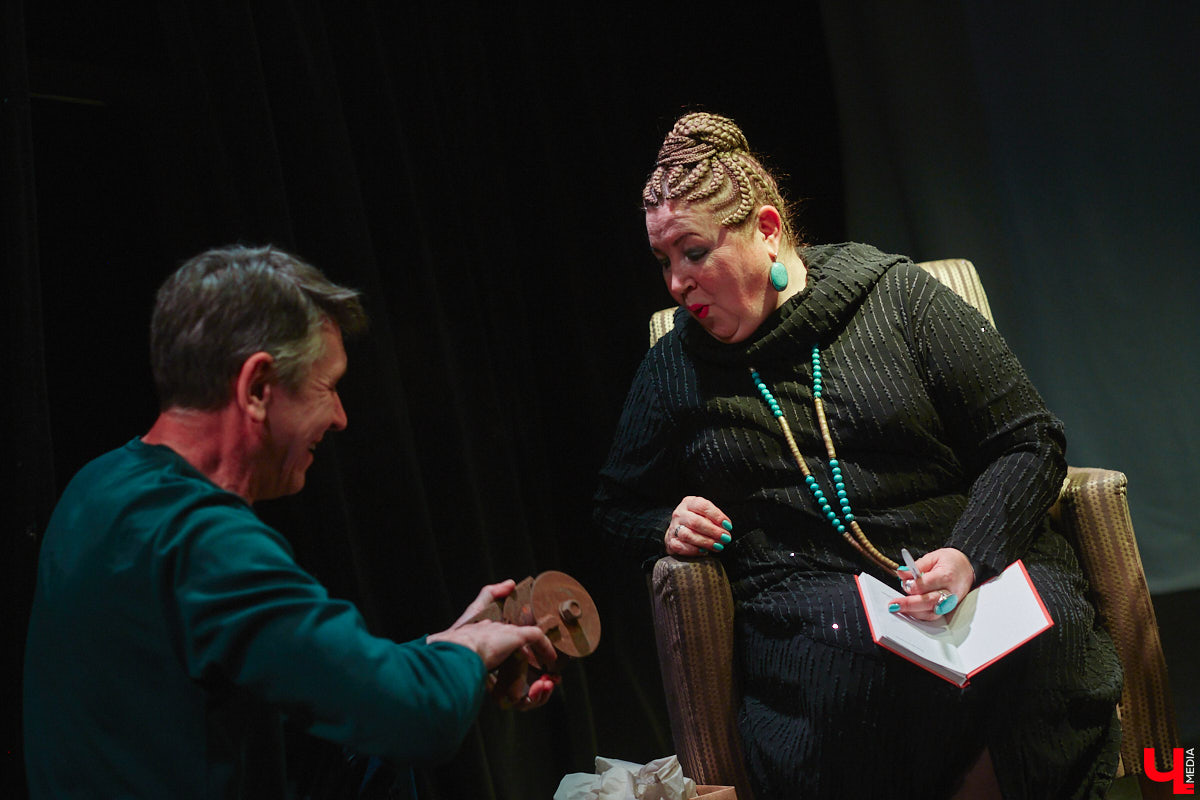 Сколько весит эффективная и продуктивная муза? Этому вопросу был посвящен вечер 6 апреля в ОДРИ, на котором свой первый сборник иронической лирики представила Юлия Лобова. Литератор-дебютант, на самом деле, хорошо известная во Владимире галеристка, акционер, создатель уникальных артефактов треш-арта.