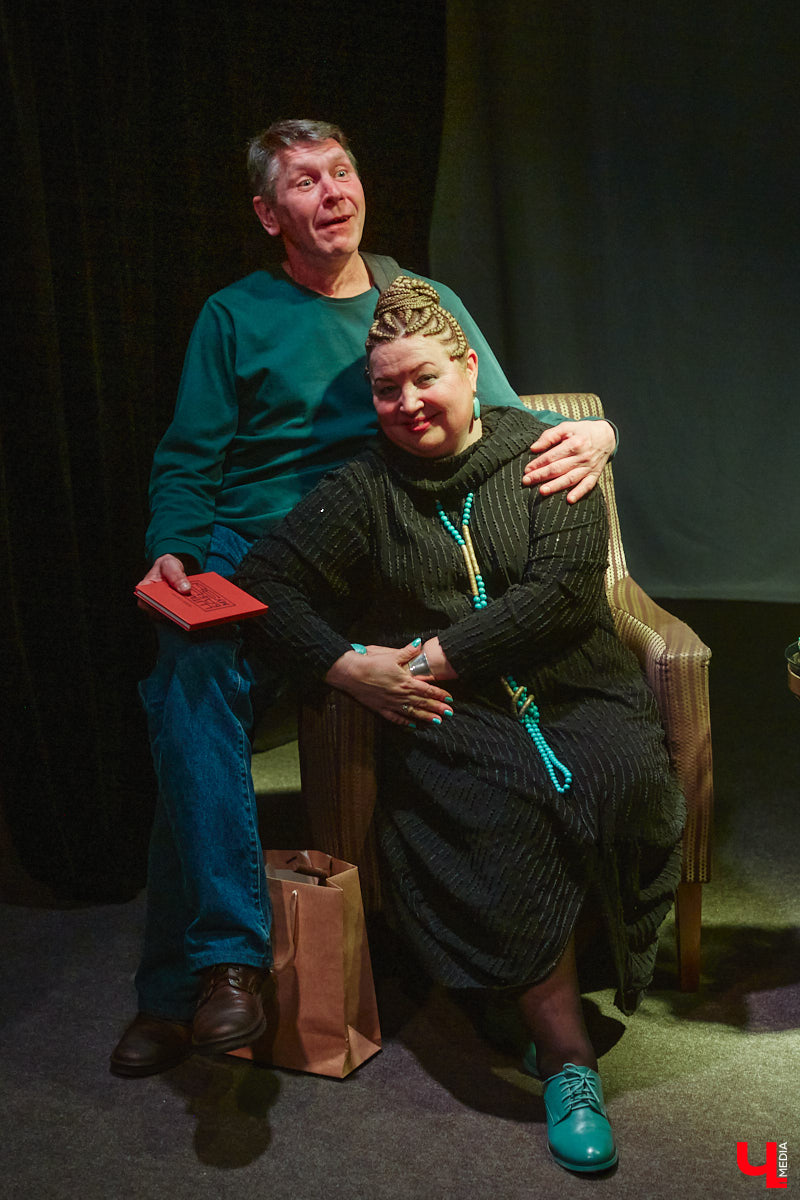 Сколько весит эффективная и продуктивная муза? Этому вопросу был посвящен вечер 6 апреля в ОДРИ, на котором свой первый сборник иронической лирики представила Юлия Лобова. Литератор-дебютант, на самом деле, хорошо известная во Владимире галеристка, акционер, создатель уникальных артефактов треш-арта.