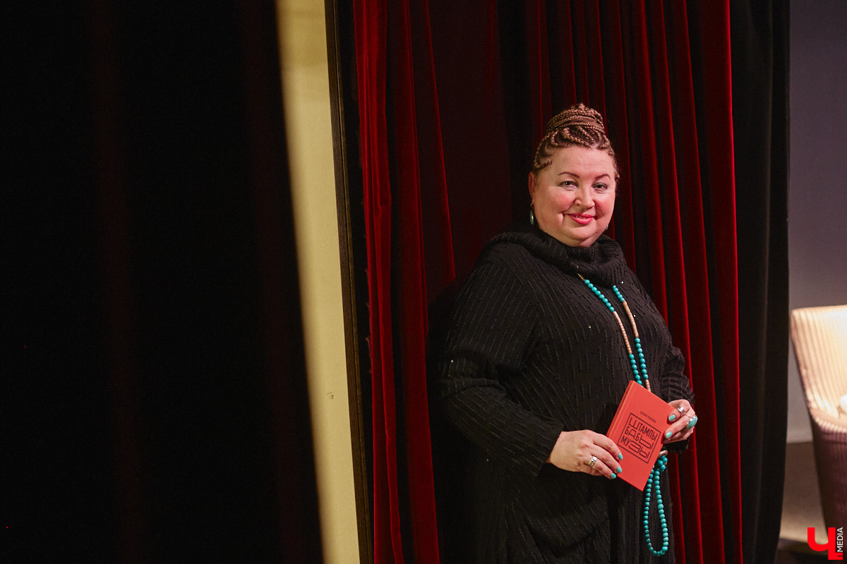 Сколько весит эффективная и продуктивная муза? Этому вопросу был посвящен вечер 6 апреля в ОДРИ, на котором свой первый сборник иронической лирики представила Юлия Лобова. Литератор-дебютант, на самом деле, хорошо известная во Владимире галеристка, акционер, создатель уникальных артефактов треш-арта.