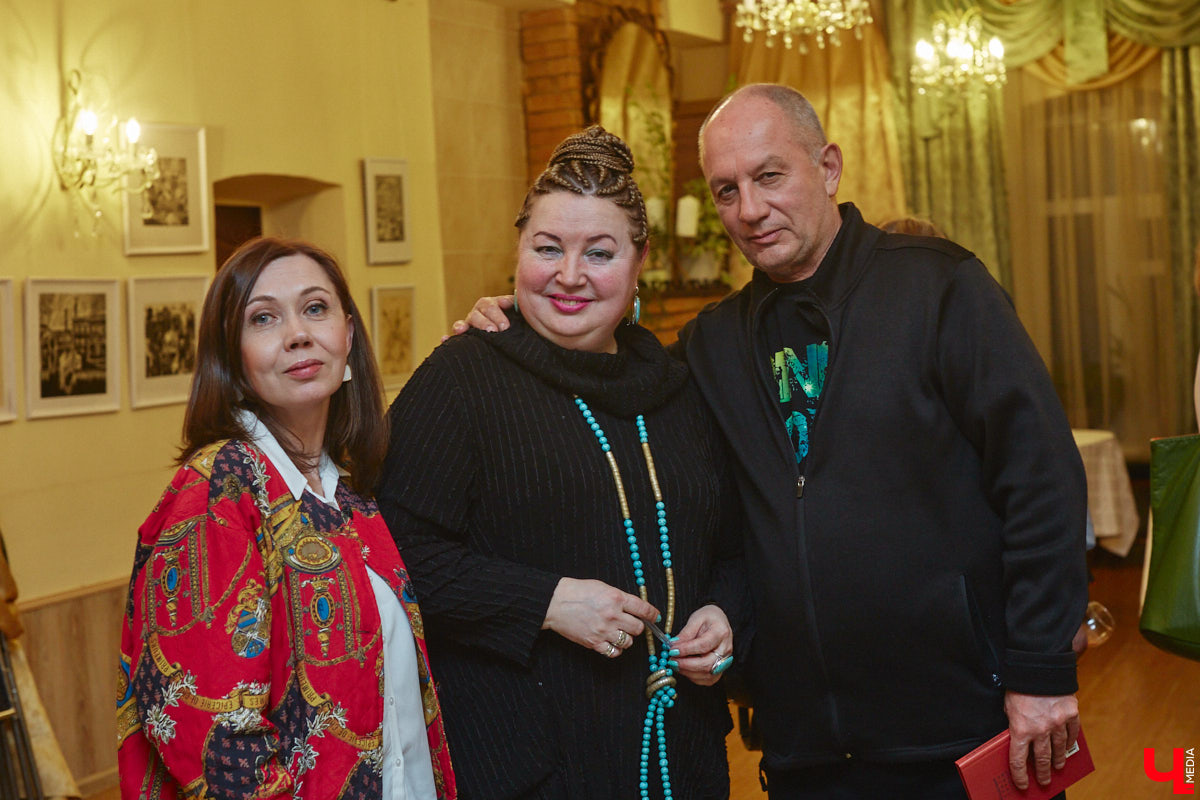 Сколько весит эффективная и продуктивная муза? Этому вопросу был посвящен вечер 6 апреля в ОДРИ, на котором свой первый сборник иронической лирики представила Юлия Лобова. Литератор-дебютант, на самом деле, хорошо известная во Владимире галеристка, акционер, создатель уникальных артефактов треш-арта.