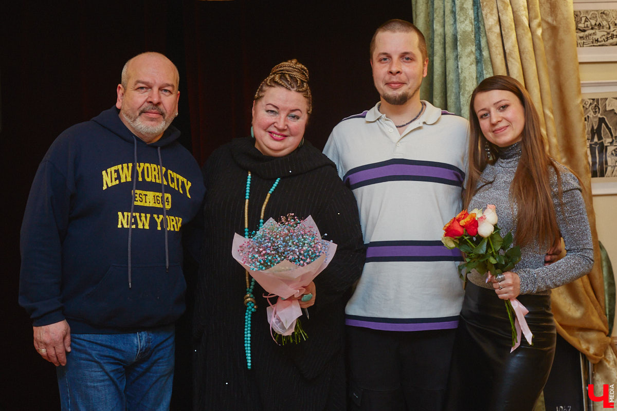 Сколько весит эффективная и продуктивная муза? Этому вопросу был посвящен вечер 6 апреля в ОДРИ, на котором свой первый сборник иронической лирики представила Юлия Лобова. Литератор-дебютант, на самом деле, хорошо известная во Владимире галеристка, акционер, создатель уникальных артефактов треш-арта.