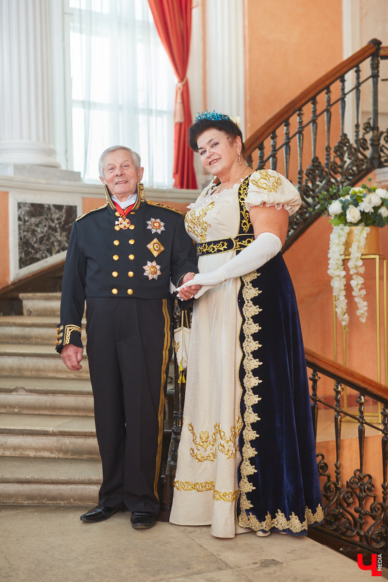 Недавний опрос показал, что многие россияне не прочь сесть в машину времени. Направления самые разные, и одно из самых популярных – 19 век. А ведь стать частью другой эпохи можно без применения технологий будущего. Достаточно заняться реконструкцией. Например, в минувший выходной был воссоздан бал, проходивший во Владимирской губернии около 200 лет назад. Подробности элитного собрания в фоторепортаже «Ключ-Медиа»!