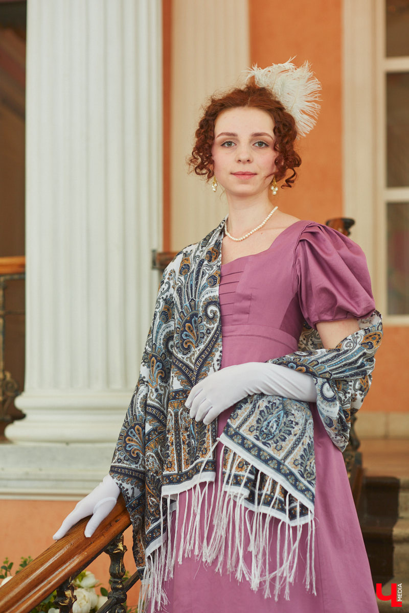 Недавний опрос показал, что многие россияне не прочь сесть в машину времени. Направления самые разные, и одно из самых популярных – 19 век. А ведь стать частью другой эпохи можно без применения технологий будущего. Достаточно заняться реконструкцией. Например, в минувший выходной был воссоздан бал, проходивший во Владимирской губернии около 200 лет назад. Подробности элитного собрания в фоторепортаже «Ключ-Медиа»!