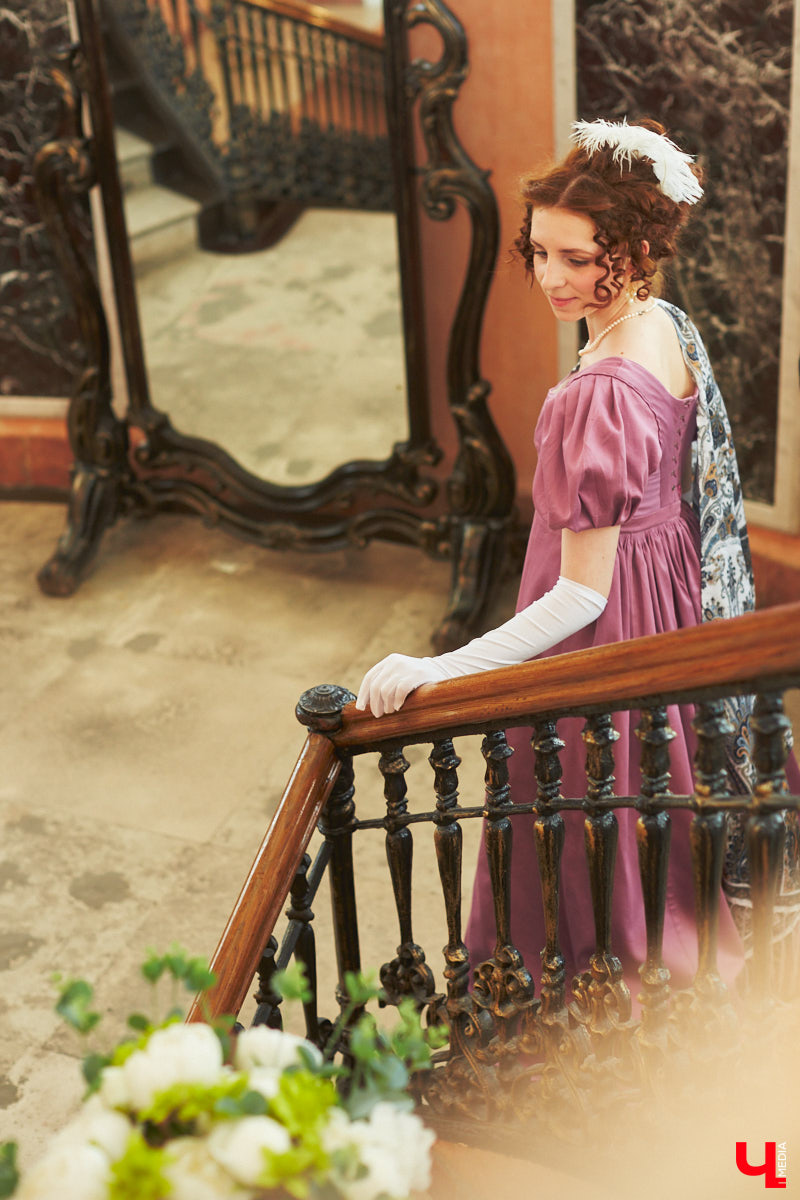 Недавний опрос показал, что многие россияне не прочь сесть в машину времени. Направления самые разные, и одно из самых популярных – 19 век. А ведь стать частью другой эпохи можно без применения технологий будущего. Достаточно заняться реконструкцией. Например, в минувший выходной был воссоздан бал, проходивший во Владимирской губернии около 200 лет назад. Подробности элитного собрания в фоторепортаже «Ключ-Медиа»!