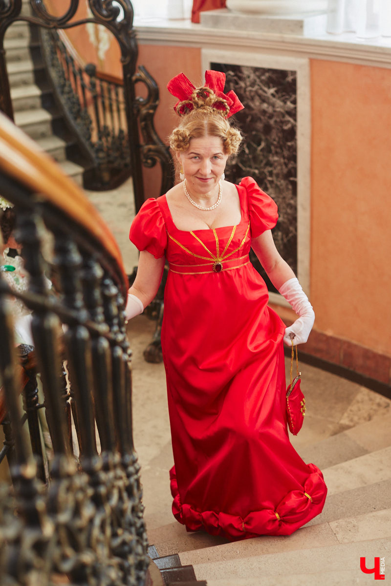 Недавний опрос показал, что многие россияне не прочь сесть в машину времени. Направления самые разные, и одно из самых популярных – 19 век. А ведь стать частью другой эпохи можно без применения технологий будущего. Достаточно заняться реконструкцией. Например, в минувший выходной был воссоздан бал, проходивший во Владимирской губернии около 200 лет назад. Подробности элитного собрания в фоторепортаже «Ключ-Медиа»!