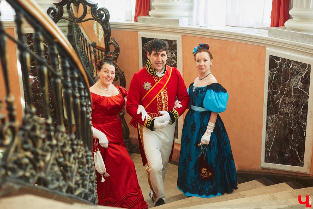 Недавний опрос показал, что многие россияне не прочь сесть в машину времени. Направления самые разные, и одно из самых популярных – 19 век. А ведь стать частью другой эпохи можно без применения технологий будущего. Достаточно заняться реконструкцией. Например, в минувший выходной был воссоздан бал, проходивший во Владимирской губернии около 200 лет назад. Подробности элитного собрания в фоторепортаже «Ключ-Медиа»!