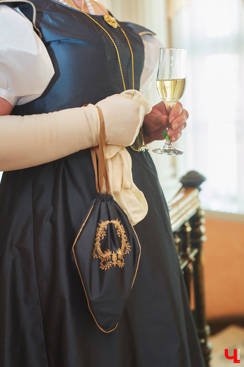 Недавний опрос показал, что многие россияне не прочь сесть в машину времени. Направления самые разные, и одно из самых популярных – 19 век. А ведь стать частью другой эпохи можно без применения технологий будущего. Достаточно заняться реконструкцией. Например, в минувший выходной был воссоздан бал, проходивший во Владимирской губернии около 200 лет назад. Подробности элитного собрания в фоторепортаже «Ключ-Медиа»!