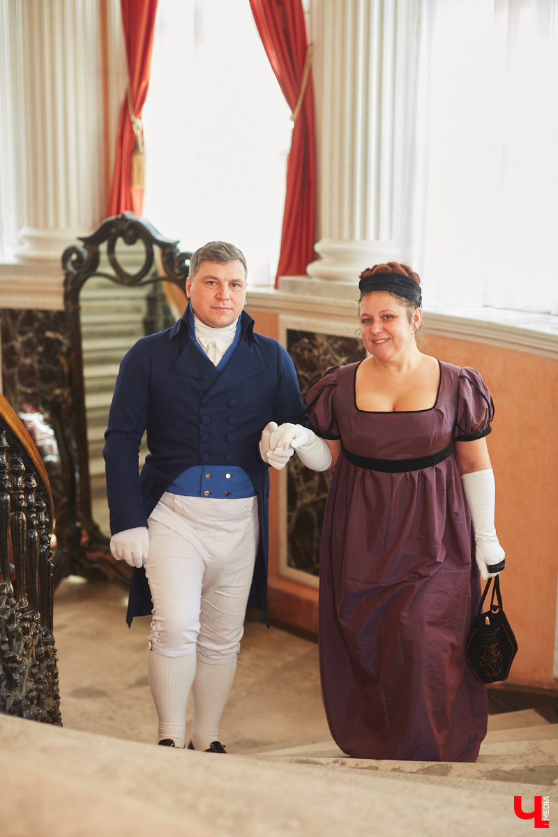 Недавний опрос показал, что многие россияне не прочь сесть в машину времени. Направления самые разные, и одно из самых популярных – 19 век. А ведь стать частью другой эпохи можно без применения технологий будущего. Достаточно заняться реконструкцией. Например, в минувший выходной был воссоздан бал, проходивший во Владимирской губернии около 200 лет назад. Подробности элитного собрания в фоторепортаже «Ключ-Медиа»!