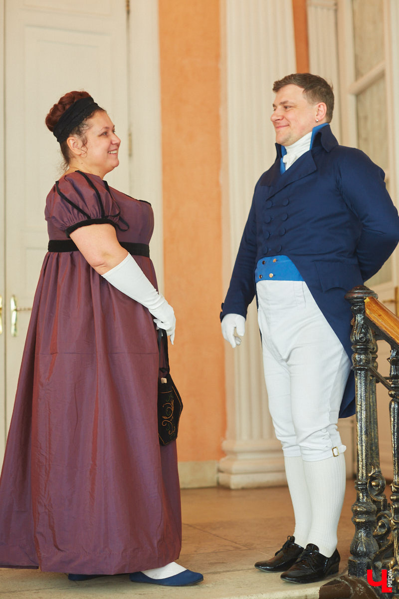 Недавний опрос показал, что многие россияне не прочь сесть в машину времени. Направления самые разные, и одно из самых популярных – 19 век. А ведь стать частью другой эпохи можно без применения технологий будущего. Достаточно заняться реконструкцией. Например, в минувший выходной был воссоздан бал, проходивший во Владимирской губернии около 200 лет назад. Подробности элитного собрания в фоторепортаже «Ключ-Медиа»!