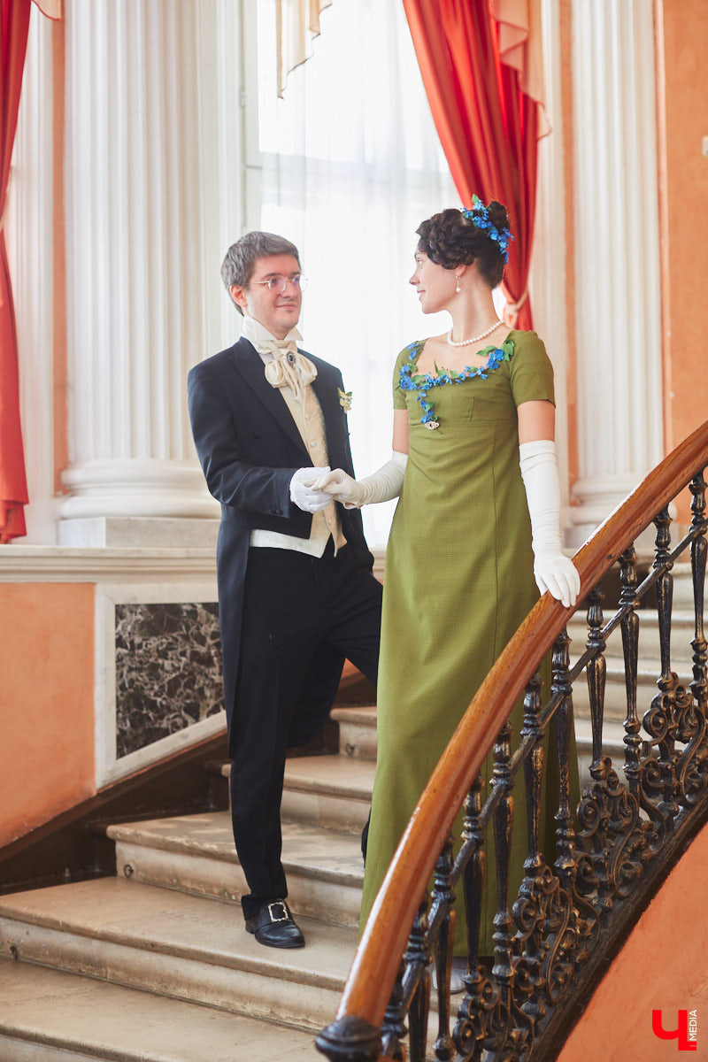 Недавний опрос показал, что многие россияне не прочь сесть в машину времени. Направления самые разные, и одно из самых популярных – 19 век. А ведь стать частью другой эпохи можно без применения технологий будущего. Достаточно заняться реконструкцией. Например, в минувший выходной был воссоздан бал, проходивший во Владимирской губернии около 200 лет назад. Подробности элитного собрания в фоторепортаже «Ключ-Медиа»!