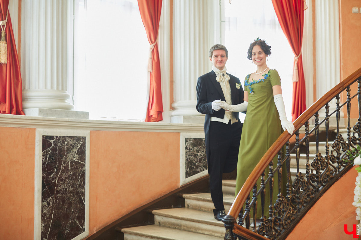 Недавний опрос показал, что многие россияне не прочь сесть в машину времени. Направления самые разные, и одно из самых популярных – 19 век. А ведь стать частью другой эпохи можно без применения технологий будущего. Достаточно заняться реконструкцией. Например, в минувший выходной был воссоздан бал, проходивший во Владимирской губернии около 200 лет назад. Подробности элитного собрания в фоторепортаже «Ключ-Медиа»!