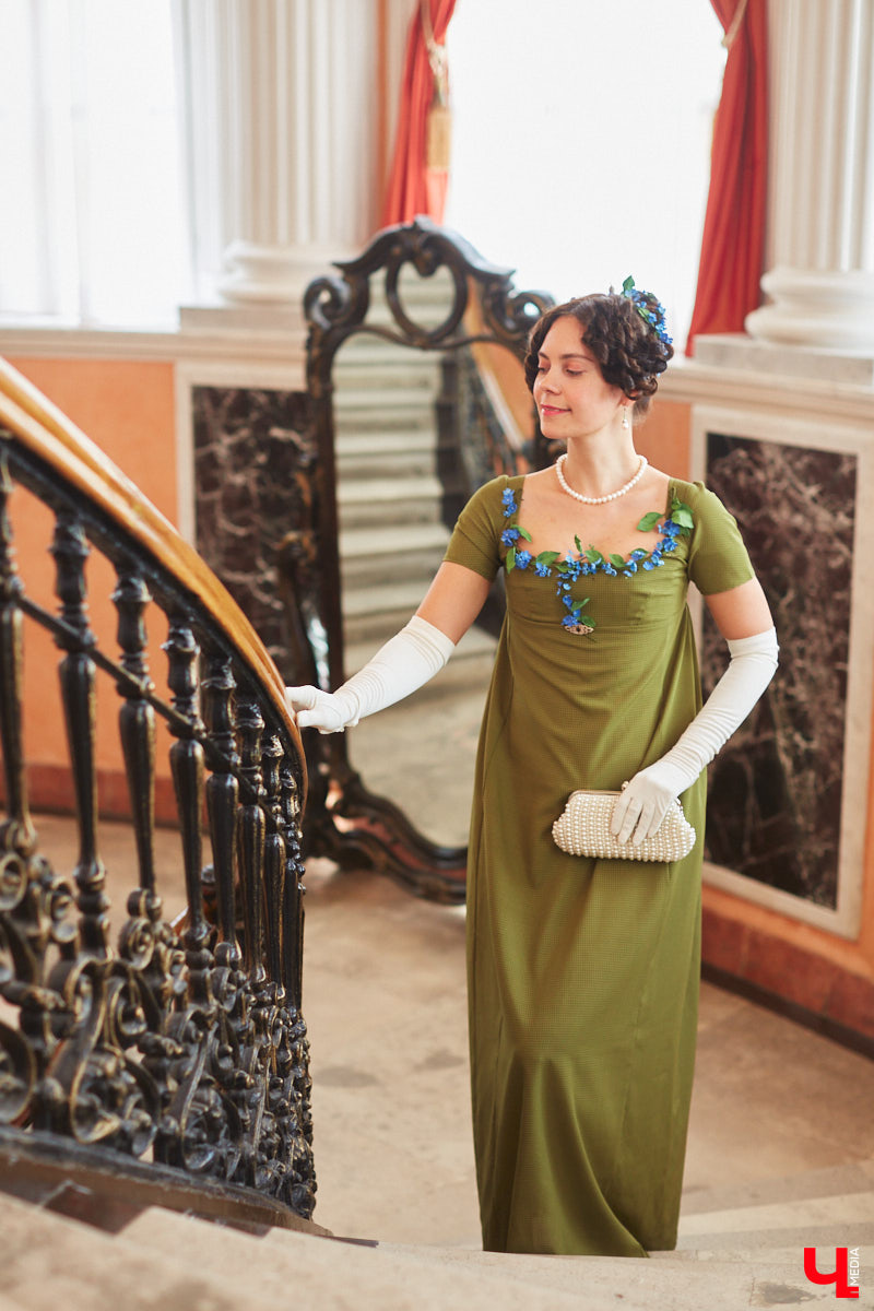 Недавний опрос показал, что многие россияне не прочь сесть в машину времени. Направления самые разные, и одно из самых популярных – 19 век. А ведь стать частью другой эпохи можно без применения технологий будущего. Достаточно заняться реконструкцией. Например, в минувший выходной был воссоздан бал, проходивший во Владимирской губернии около 200 лет назад. Подробности элитного собрания в фоторепортаже «Ключ-Медиа»!