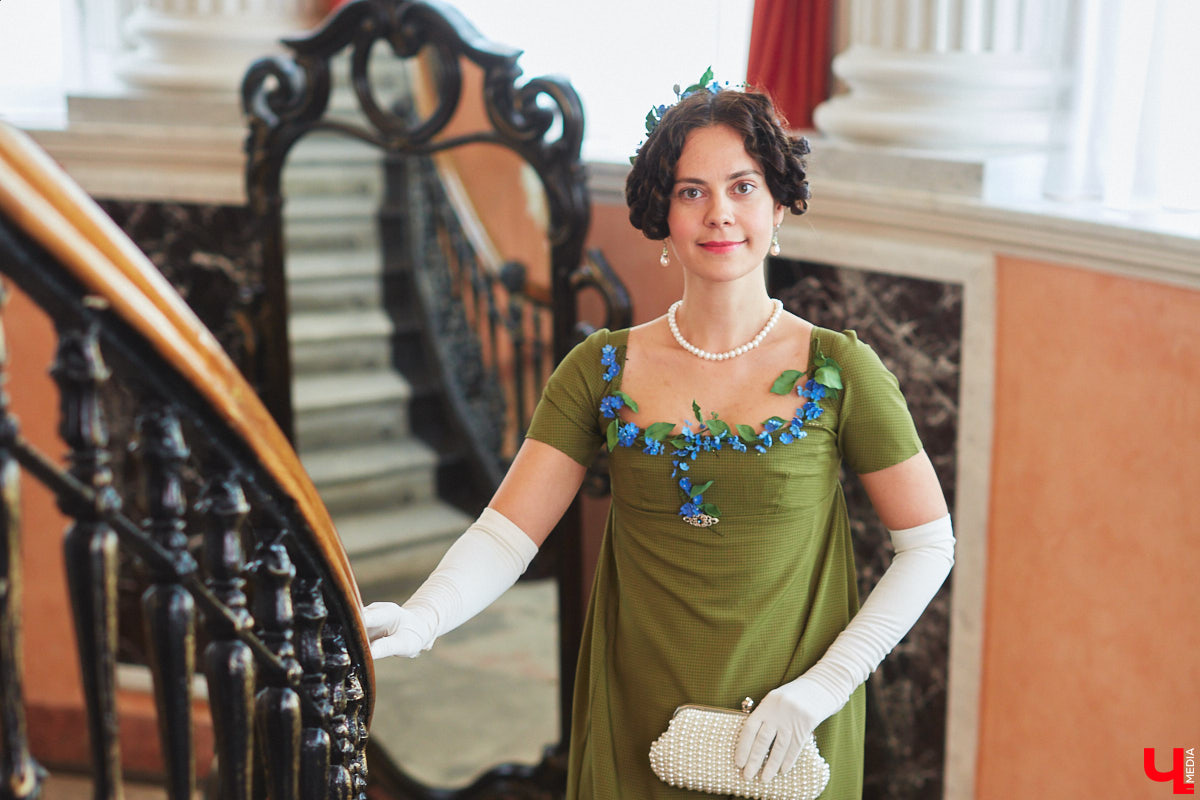 Недавний опрос показал, что многие россияне не прочь сесть в машину времени. Направления самые разные, и одно из самых популярных – 19 век. А ведь стать частью другой эпохи можно без применения технологий будущего. Достаточно заняться реконструкцией. Например, в минувший выходной был воссоздан бал, проходивший во Владимирской губернии около 200 лет назад. Подробности элитного собрания в фоторепортаже «Ключ-Медиа»!