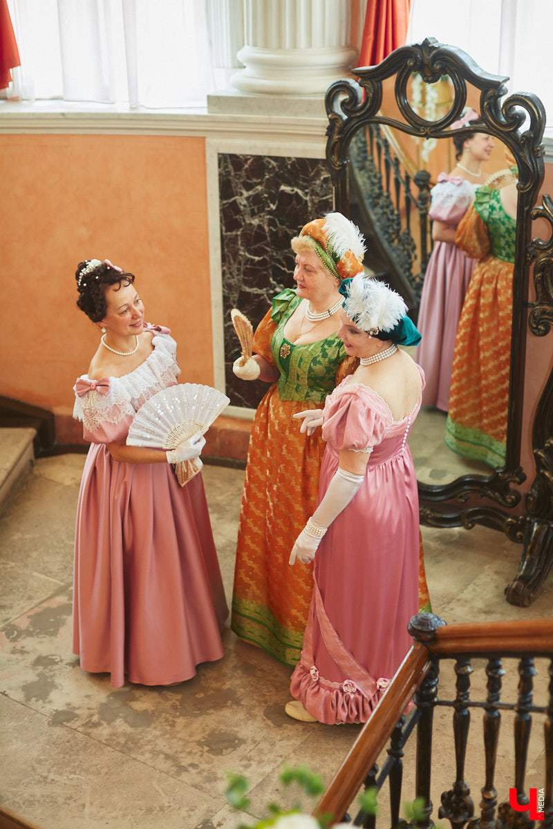 Недавний опрос показал, что многие россияне не прочь сесть в машину времени. Направления самые разные, и одно из самых популярных – 19 век. А ведь стать частью другой эпохи можно без применения технологий будущего. Достаточно заняться реконструкцией. Например, в минувший выходной был воссоздан бал, проходивший во Владимирской губернии около 200 лет назад. Подробности элитного собрания в фоторепортаже «Ключ-Медиа»!