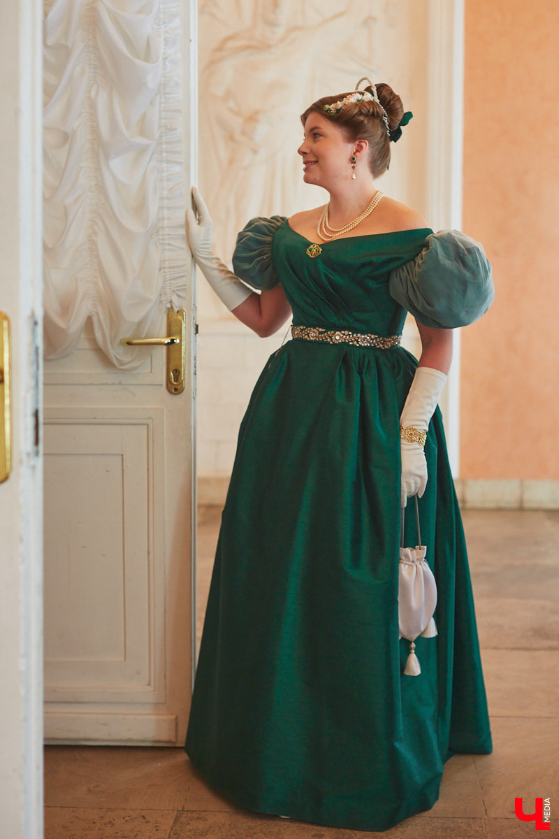 Недавний опрос показал, что многие россияне не прочь сесть в машину времени. Направления самые разные, и одно из самых популярных – 19 век. А ведь стать частью другой эпохи можно без применения технологий будущего. Достаточно заняться реконструкцией. Например, в минувший выходной был воссоздан бал, проходивший во Владимирской губернии около 200 лет назад. Подробности элитного собрания в фоторепортаже «Ключ-Медиа»!