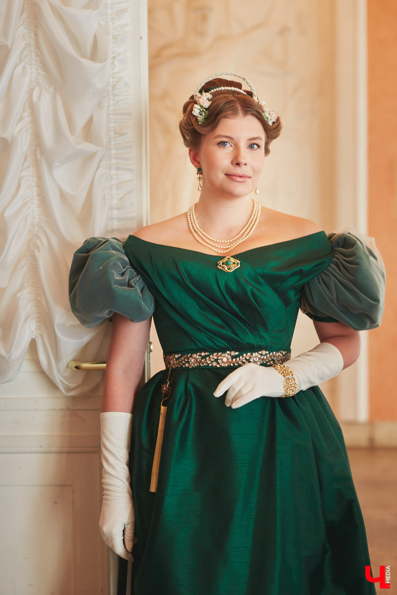 Недавний опрос показал, что многие россияне не прочь сесть в машину времени. Направления самые разные, и одно из самых популярных – 19 век. А ведь стать частью другой эпохи можно без применения технологий будущего. Достаточно заняться реконструкцией. Например, в минувший выходной был воссоздан бал, проходивший во Владимирской губернии около 200 лет назад. Подробности элитного собрания в фоторепортаже «Ключ-Медиа»!