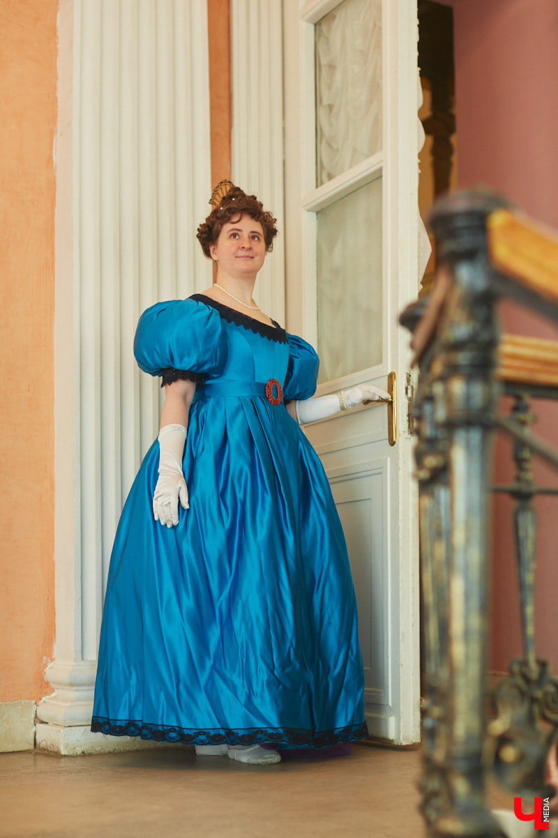 Недавний опрос показал, что многие россияне не прочь сесть в машину времени. Направления самые разные, и одно из самых популярных – 19 век. А ведь стать частью другой эпохи можно без применения технологий будущего. Достаточно заняться реконструкцией. Например, в минувший выходной был воссоздан бал, проходивший во Владимирской губернии около 200 лет назад. Подробности элитного собрания в фоторепортаже «Ключ-Медиа»!