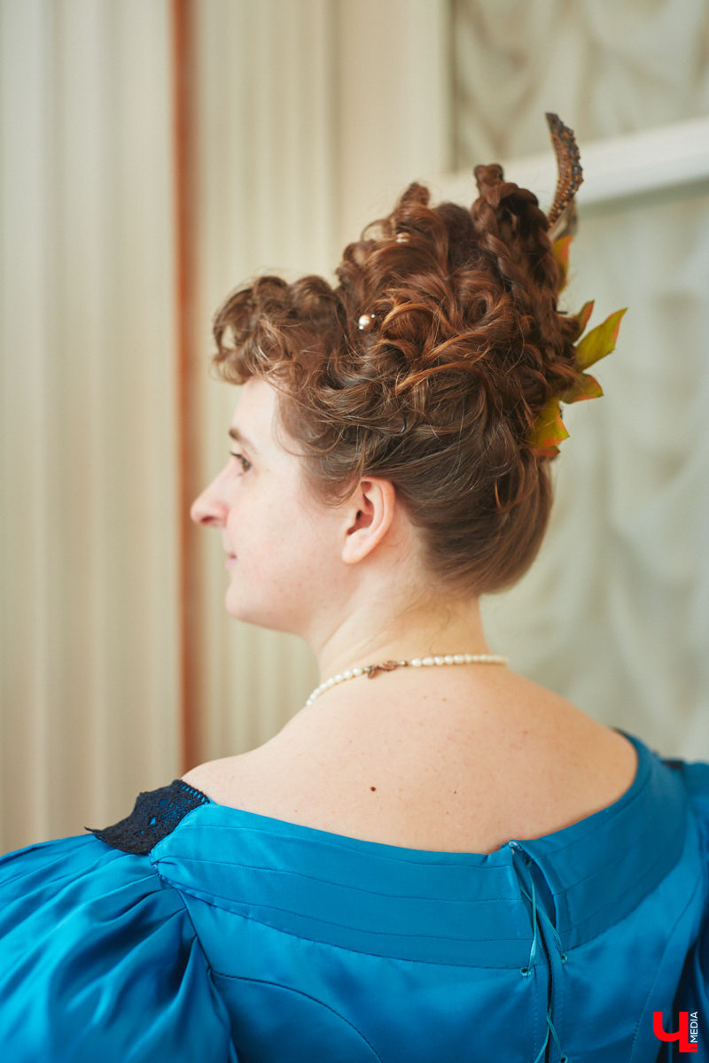 Недавний опрос показал, что многие россияне не прочь сесть в машину времени. Направления самые разные, и одно из самых популярных – 19 век. А ведь стать частью другой эпохи можно без применения технологий будущего. Достаточно заняться реконструкцией. Например, в минувший выходной был воссоздан бал, проходивший во Владимирской губернии около 200 лет назад. Подробности элитного собрания в фоторепортаже «Ключ-Медиа»!