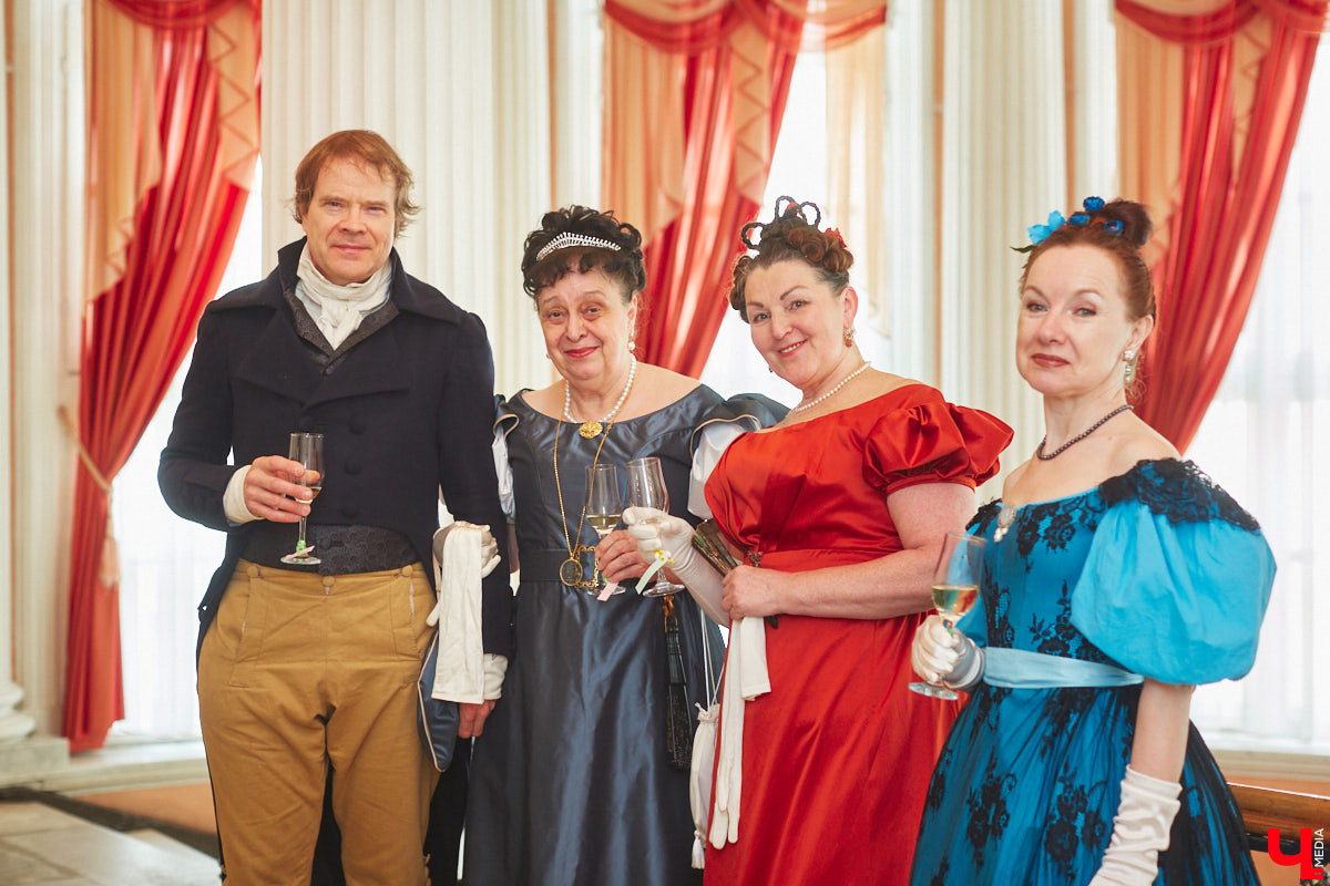 Недавний опрос показал, что многие россияне не прочь сесть в машину времени. Направления самые разные, и одно из самых популярных – 19 век. А ведь стать частью другой эпохи можно без применения технологий будущего. Достаточно заняться реконструкцией. Например, в минувший выходной был воссоздан бал, проходивший во Владимирской губернии около 200 лет назад. Подробности элитного собрания в фоторепортаже «Ключ-Медиа»!