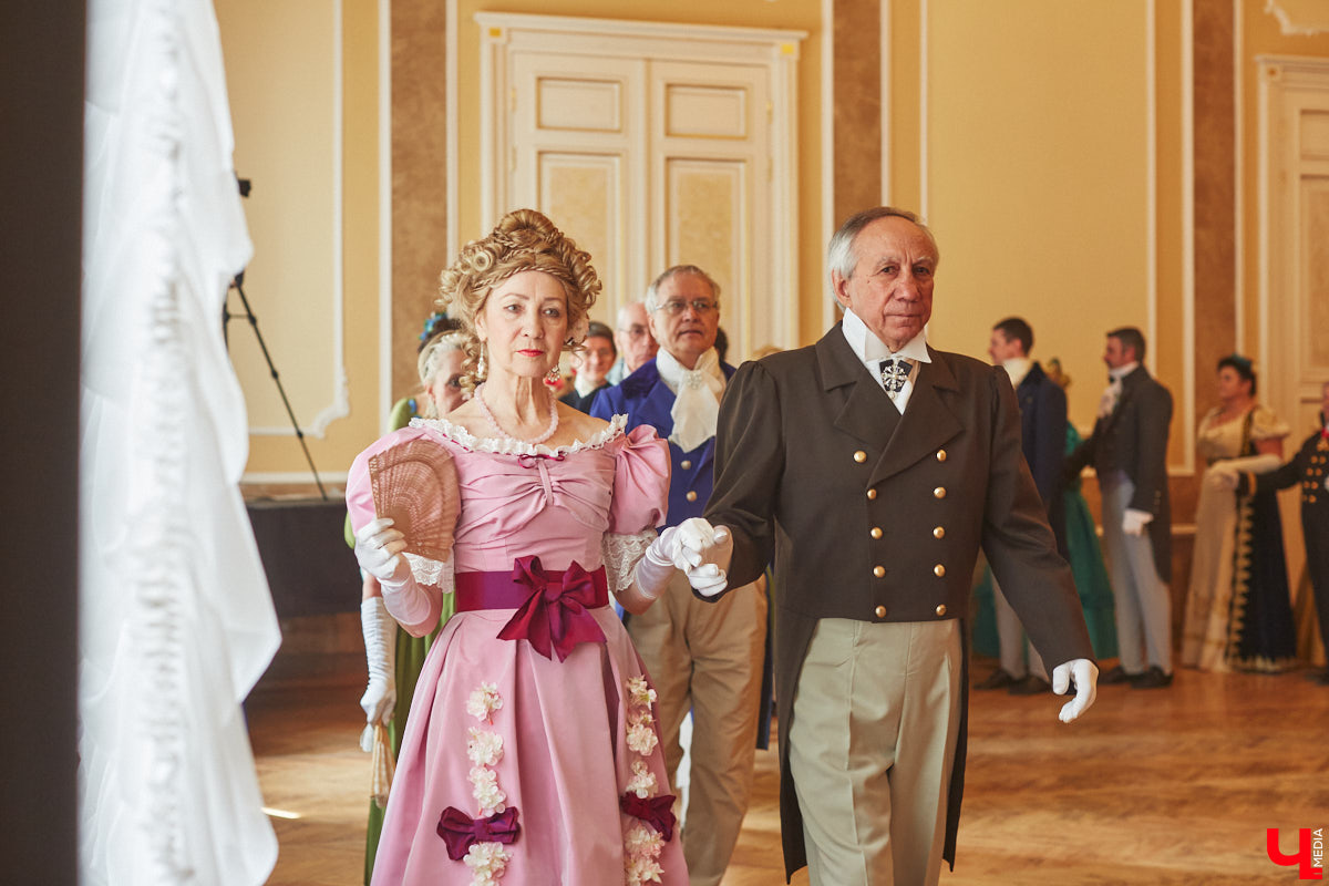 Недавний опрос показал, что многие россияне не прочь сесть в машину времени. Направления самые разные, и одно из самых популярных – 19 век. А ведь стать частью другой эпохи можно без применения технологий будущего. Достаточно заняться реконструкцией. Например, в минувший выходной был воссоздан бал, проходивший во Владимирской губернии около 200 лет назад. Подробности элитного собрания в фоторепортаже «Ключ-Медиа»!