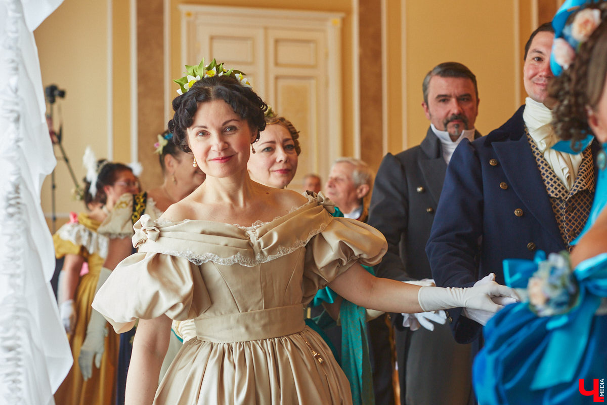 Недавний опрос показал, что многие россияне не прочь сесть в машину времени. Направления самые разные, и одно из самых популярных – 19 век. А ведь стать частью другой эпохи можно без применения технологий будущего. Достаточно заняться реконструкцией. Например, в минувший выходной был воссоздан бал, проходивший во Владимирской губернии около 200 лет назад. Подробности элитного собрания в фоторепортаже «Ключ-Медиа»!