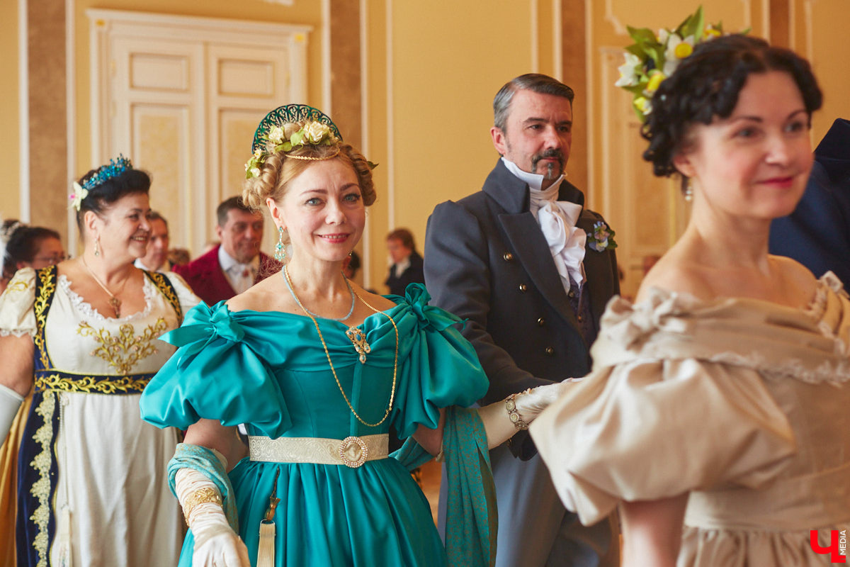 Недавний опрос показал, что многие россияне не прочь сесть в машину времени. Направления самые разные, и одно из самых популярных – 19 век. А ведь стать частью другой эпохи можно без применения технологий будущего. Достаточно заняться реконструкцией. Например, в минувший выходной был воссоздан бал, проходивший во Владимирской губернии около 200 лет назад. Подробности элитного собрания в фоторепортаже «Ключ-Медиа»!