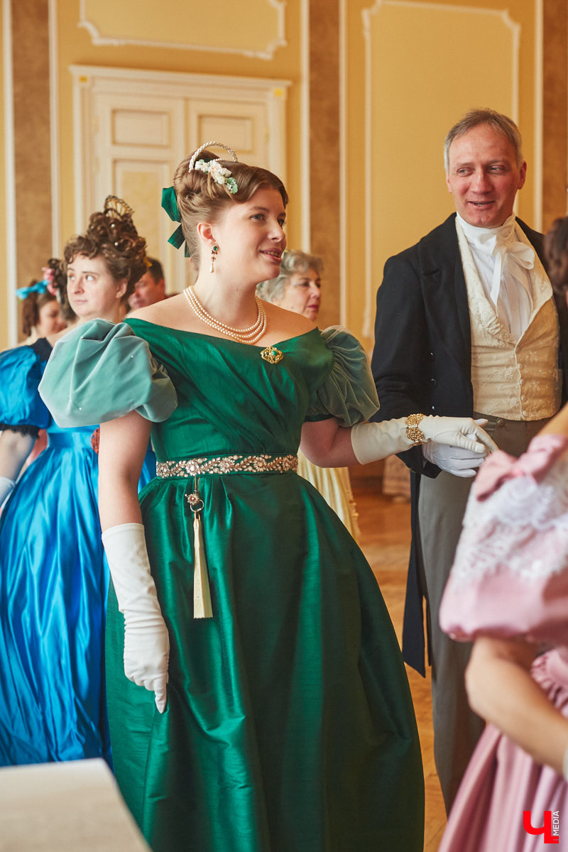 Недавний опрос показал, что многие россияне не прочь сесть в машину времени. Направления самые разные, и одно из самых популярных – 19 век. А ведь стать частью другой эпохи можно без применения технологий будущего. Достаточно заняться реконструкцией. Например, в минувший выходной был воссоздан бал, проходивший во Владимирской губернии около 200 лет назад. Подробности элитного собрания в фоторепортаже «Ключ-Медиа»!