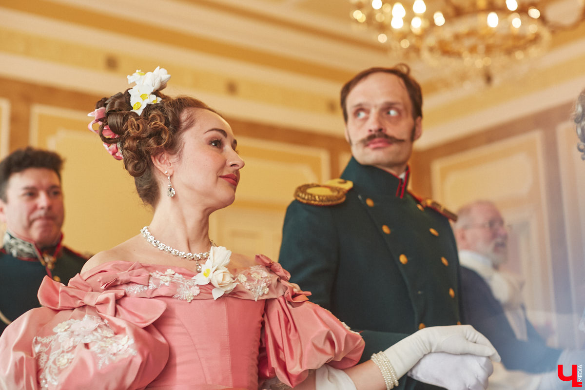 Недавний опрос показал, что многие россияне не прочь сесть в машину времени. Направления самые разные, и одно из самых популярных – 19 век. А ведь стать частью другой эпохи можно без применения технологий будущего. Достаточно заняться реконструкцией. Например, в минувший выходной был воссоздан бал, проходивший во Владимирской губернии около 200 лет назад. Подробности элитного собрания в фоторепортаже «Ключ-Медиа»!