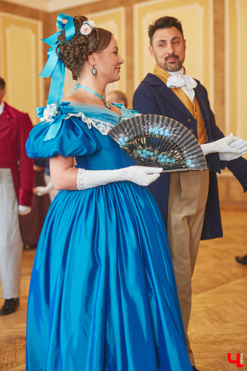 Недавний опрос показал, что многие россияне не прочь сесть в машину времени. Направления самые разные, и одно из самых популярных – 19 век. А ведь стать частью другой эпохи можно без применения технологий будущего. Достаточно заняться реконструкцией. Например, в минувший выходной был воссоздан бал, проходивший во Владимирской губернии около 200 лет назад. Подробности элитного собрания в фоторепортаже «Ключ-Медиа»!