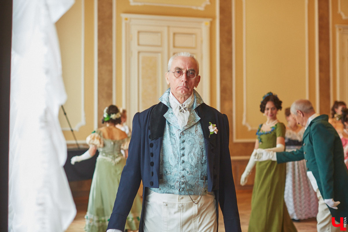 Недавний опрос показал, что многие россияне не прочь сесть в машину времени. Направления самые разные, и одно из самых популярных – 19 век. А ведь стать частью другой эпохи можно без применения технологий будущего. Достаточно заняться реконструкцией. Например, в минувший выходной был воссоздан бал, проходивший во Владимирской губернии около 200 лет назад. Подробности элитного собрания в фоторепортаже «Ключ-Медиа»!